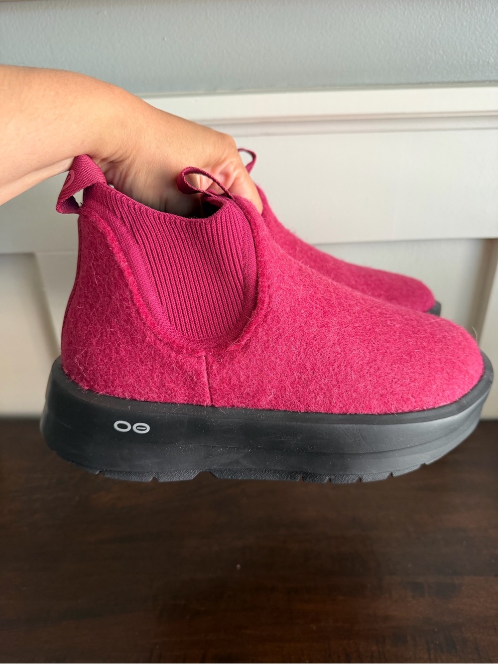 OOFOS OOMEGA Rose Red Londoner Recovery Boots Womens Size 9